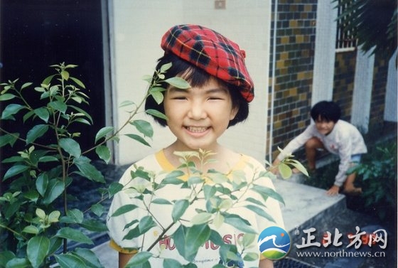 王菲14歲央視唱紅歌青澀照 大小S章子怡兒時(shí)照全遭曝