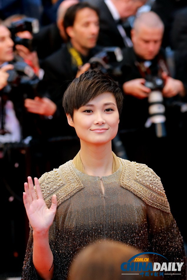 李宇春戛納再走紅毯 8公斤禮服展中性風(fēng)不失女人味