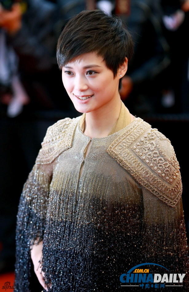李宇春戛納再走紅毯 8公斤禮服展中性風(fēng)不失女人味