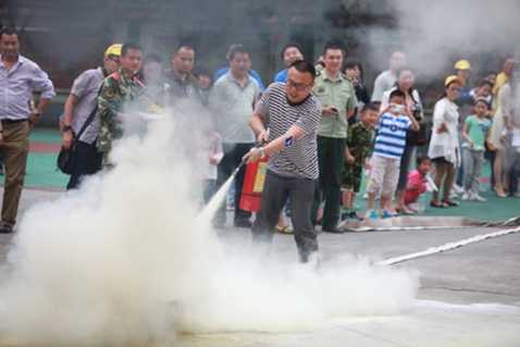 “六一”安全課堂：孩子，登云梯、接水帶、滅火盆你都會(huì)么？ ——利寶保險(xiǎn)在渝開(kāi)展家庭安全體驗(yàn)活動(dòng)