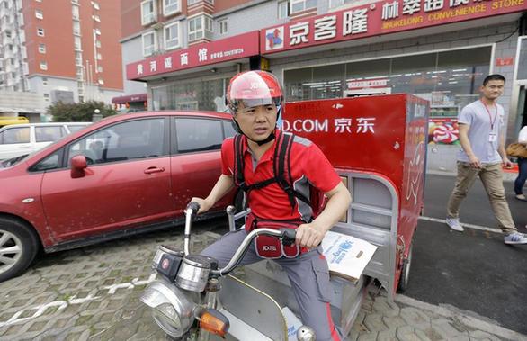劉強(qiáng)東親自送快遞的象征意義