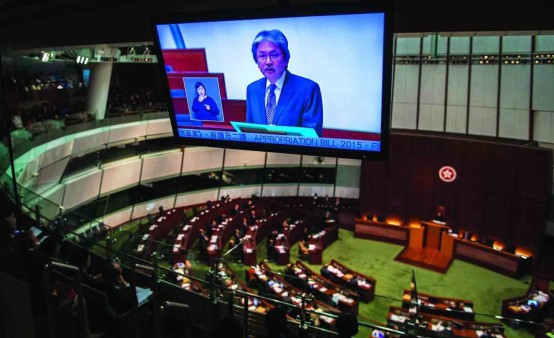 有錢任性？香港政府從“派錢”到“派糖”