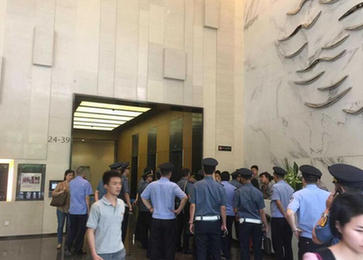 網(wǎng)曝Uber成都公司被查 執(zhí)法者遭司機(jī)圍堵（圖）