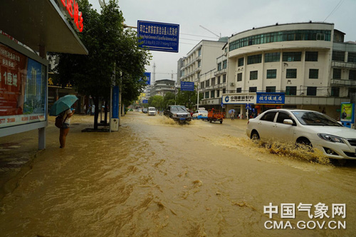 貴州銅仁遭遇大暴雨 紅色警報(bào)拉響