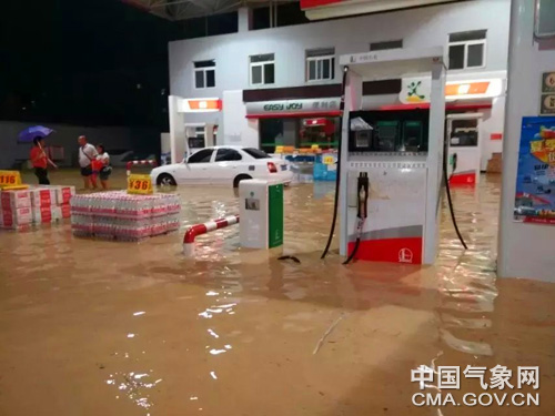貴州銅仁遭遇大暴雨 紅色警報(bào)拉響