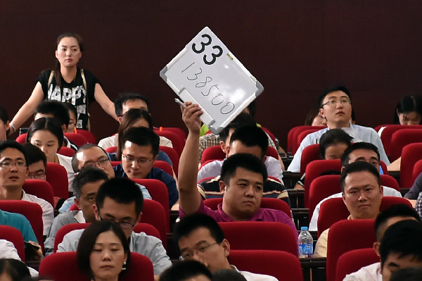 南京土地拍賣吸金50億 開發(fā)商搶當(dāng)?shù)厮拇蟮赝?/></p>

<p>每經(jīng)記者 查道坤</p>

<p>南京樓市的持續(xù)火爆，房價的水漲船高，讓南京土地拍賣在下半年也開始瘋狂。在8月28日的南京土地拍賣中，南京國土部門推出的G26、G29、G31、G32這4幅地塊，吸引了30多家房企參與爭搶，最終誕生了城南、江寧兩個板塊的新單價地王以及燕子磯新城、上坊新城兩個區(qū)域級單價地王。</p>

<p>4幅地塊的出讓金總和達到54億元。對此，業(yè)內(nèi)人士表示，開發(fā)商搶地助推地價水漲船高，最后還是購房者買單，南京房價也會持續(xù)上漲。</p>

<p>搶出四大地王</p>

<p>開發(fā)商搶地，造就的結(jié)果是地王被不斷刷新。在今年8月份的首場土地拍賣中，位于南京南站的G22地塊最終以15億元被萬科拿下，樓面價高達14224元，成為南站板塊的新地王。</p>

<p>G22南站的地王寶座僅僅保持了21天。在8月28日舉行的拍賣會上，同樣位于南站板塊的G29住宅地塊，實際出讓面積24030.3平方米，起拍樓面價9868元。有11家房企報名爭搶，經(jīng)過48輪競拍，被旭輝地產(chǎn)以11.9億元的總價競得，樓面價17092元，溢價率高達73.2%，成為南京南站板塊的新地王，同時也打破此前禹洲賽虹橋地塊16657元的樓面價紀(jì)錄，成為整個城南的新任地王。</p>

<p>此外，位于江寧開發(fā)區(qū)的G31地塊吸引了包括蘇州中銳以及金地、正榮、中駿等16家房企爭搶，最終經(jīng)過25輪“廝殺”，被蘇州中銳以5.7億元拿下，樓面價為13218元。這也超過了此前龍湖G23地塊12678元的樓面價，成為江寧新地王，溢價率高達96.5%。</p>

<p>另外兩幅地塊，也吸引了多家眾多開發(fā)商的爭奪，其中，G32地塊實際出讓面積49444.45平方米，最大容積率2.6，起拍樓面價6573元，在經(jīng)歷54輪爭搶后被融僑以13.85億元拿下，樓面價10774元每平米，溢價率63.9%，超過此前中糧鴻云地塊創(chuàng)下的7338元的紀(jì)錄，成為上坊區(qū)域的新地王。</p>

<p>而G26實際出讓面積68846.41平方米，為商住混合用地，吸引了包括萬科、碧桂園、金地、禹洲、棲霞建設(shè)、中航里程等10家房企報名爭搶。最終，經(jīng)過70輪報價，由中航里程以22.7億元拿下，樓面價10304元，超過了此前金浦地產(chǎn)G88地塊的9407元，成為燕子磯區(qū)域新地王。</p>

<p>助推房價持續(xù)上漲</p>

<p>一天拍出4幅地塊，南京樓市的瘋狂程度可見一斑。四幅地塊，多達30多家房企參與爭搶，讓不少參與拍賣的房企直呼南京土地拍賣失控。</p>

<p>今年上半年，南京全市已成功出讓經(jīng)營性用地16幅，出讓規(guī)模75.6萬平方米。其中住宅性質(zhì)用地出讓12幅，出讓規(guī)模72.6萬平方米，同比下降66.5%，完成全年750公頃的供地計劃還不到兩成。</p>

<p>對于此次土地拍賣，南京房地產(chǎn)建設(shè)促進會秘書長張輝表示，地王頻出反映出開發(fā)商對南京樓市的高度樂觀，對增加土地儲備的渴求心態(tài)高漲，僧多粥少客觀上推高了土地溢價。</p>

<p>不過，在房地產(chǎn)行業(yè)專家張建初看來，上半年南京土地出讓量僅完成全年任務(wù)的兩成，所以下半年南京土地市場火爆是必然結(jié)果，他對《每日經(jīng)濟新聞》記者說，“地價的水漲船高，直接結(jié)果是助推房價的上漲，最后還是購房者買單。從這次四個地塊的樓面價來看，確實存在失控的局面，如此高的樓面價，開發(fā)商是否能賺錢，成為一個難題，所以高價拿地的背后，開發(fā)商也面臨巨大的風(fēng)險?！?/p>

<p>此外，張建初還對記者說，“全年任務(wù)還有很多沒有完成，下半年余下的幾個月會成為南京土地拍賣的一個高潮，按照目前開發(fā)商這種拿地的節(jié)奏來看，南京土地市場的價格還會走高，地王也會不斷被刷新?！?/p>
</div>
<!--/enpcontent-->
</div>

<div   id=