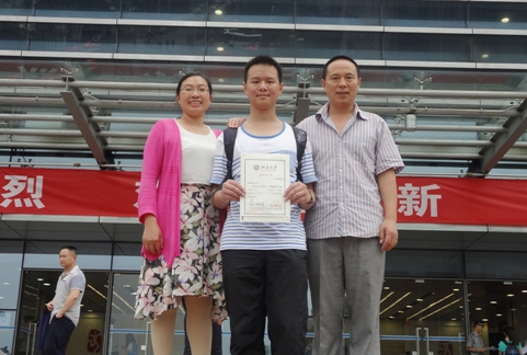 受惠于國家貧困招生專項(xiàng),留守孩子圓夢(mèng)北大——大學(xué),我們來了