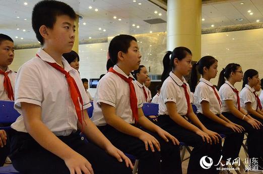 人民網(wǎng)在濟(jì)南舉行抗戰(zhàn)記憶視頻作品集贈送儀式