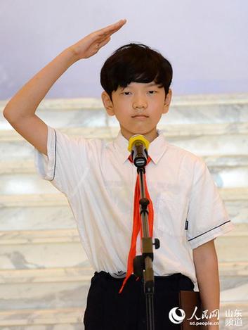 人民網(wǎng)在濟(jì)南舉行抗戰(zhàn)記憶視頻作品集贈(zèng)送儀式