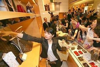 國內(nèi)攢錢國外花成時(shí)尚 國人奢侈品消費(fèi)76%在境外