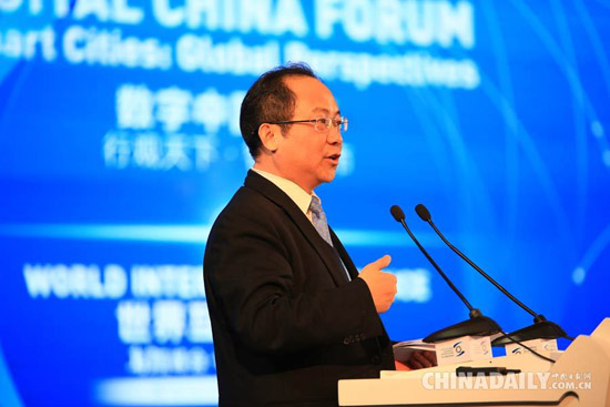 中國貿(mào)促會(huì)電子信息行業(yè)分會(huì)常務(wù)副會(huì)長龔曉峰宣布論壇開始