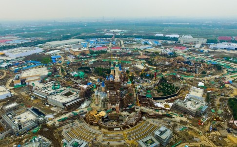 中國兩大迪斯尼樂園：競爭還是互補？