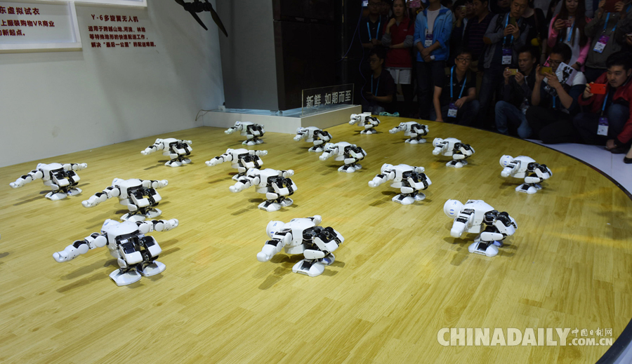 2016亞洲消費(fèi)電子展開幕 虛擬現(xiàn)實(shí)吸引觀眾競相體驗(yàn)