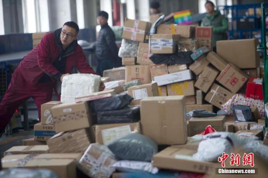 快遞實(shí)名制遇重重阻力：收寄件人擔(dān)心信息泄露