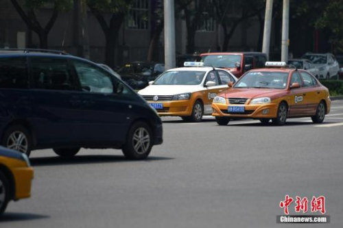 資料圖：行駛在路上的傳統(tǒng)出租車。<a target=&apos;_blank&apos; href=&apos;http://www.chinanews.com/&apos; _fcksavedurl=&apos;http://www.chinanews.com/&apos; ></table><p align=