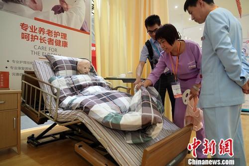 資料圖：養(yǎng)老輔具及康復(fù)醫(yī)療。<a target=&apos;_blank&apos; href=&apos;http://www.chinanews.com/&apos; _fcksavedurl=&apos;http://www.chinanews.com/&apos;></table><p align=