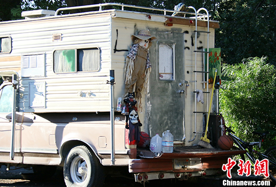 當?shù)貢r間7月30日，美國硅谷山景城克里山托大道停靠的房車。越來越多的工薪階層無力負擔房租，選擇住在房車里。<a target=&apos;_blank&apos; href=&apos;http://www.chinanews.com/&apos; _fcksavedurl=&apos;http://www.chinanews.com/&apos;></table><p align=