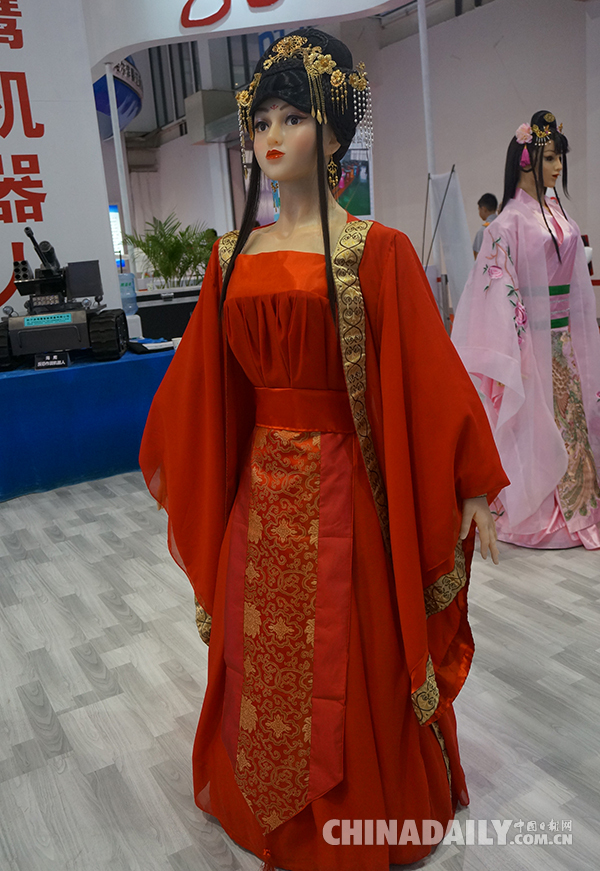 多款美女機(jī)器人亮相世界機(jī)器人大會(huì)（圖）
