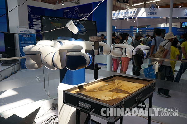 視頻：厲害了機器人！沙畫你也行