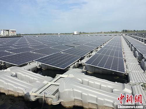 安徽省淮南市潘集區(qū)劉龍采煤沉陷區(qū)，已被水侵占，成一片6000多畝的水面。就在這片水面上興建的目前全球最大的水上漂浮光伏電站近日廣受外界關(guān)注。圖為水上漂浮光伏電站。 <a target='_blank'  _fcksavedurl='http://www.chinanews.com/'></table><p align=
