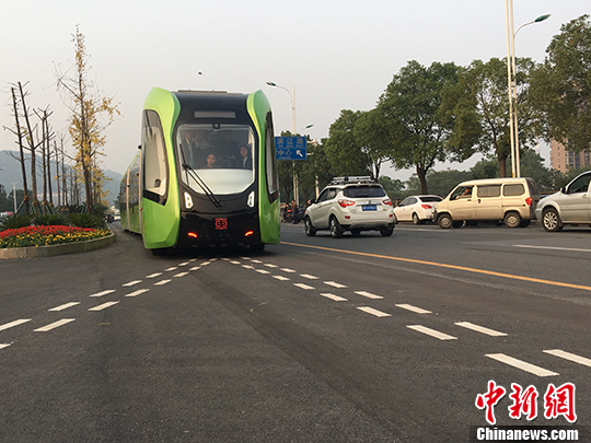 軌道畫地上！全球首列智軌列車湖南“開跑”