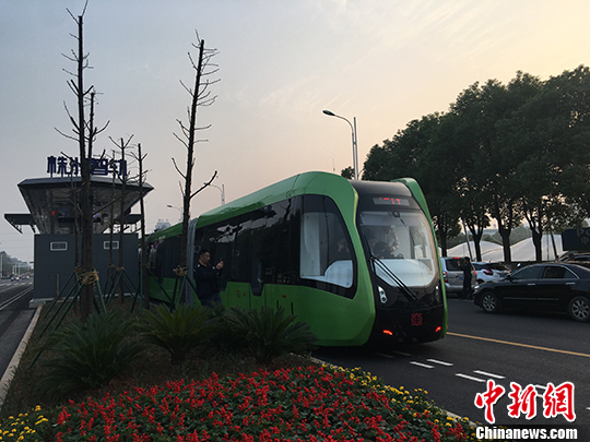 軌道畫地上！全球首列智軌列車湖南“開跑”