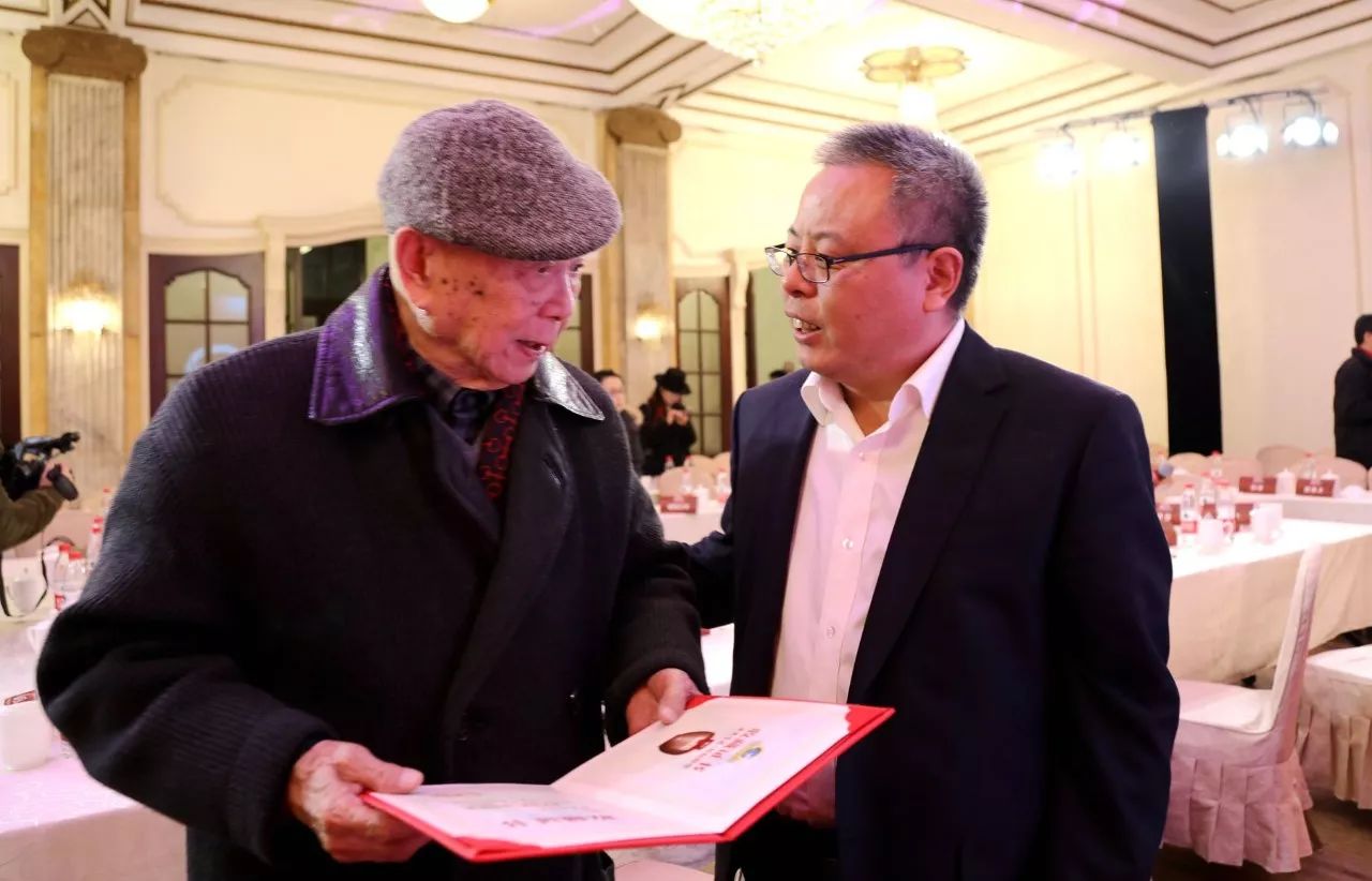 文學(xué)家園：大咖舉杯古井貢，共慶《收獲》60年！