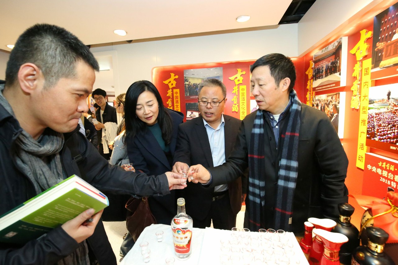 文學(xué)家園：大咖舉杯古井貢，共慶《收獲》60年！