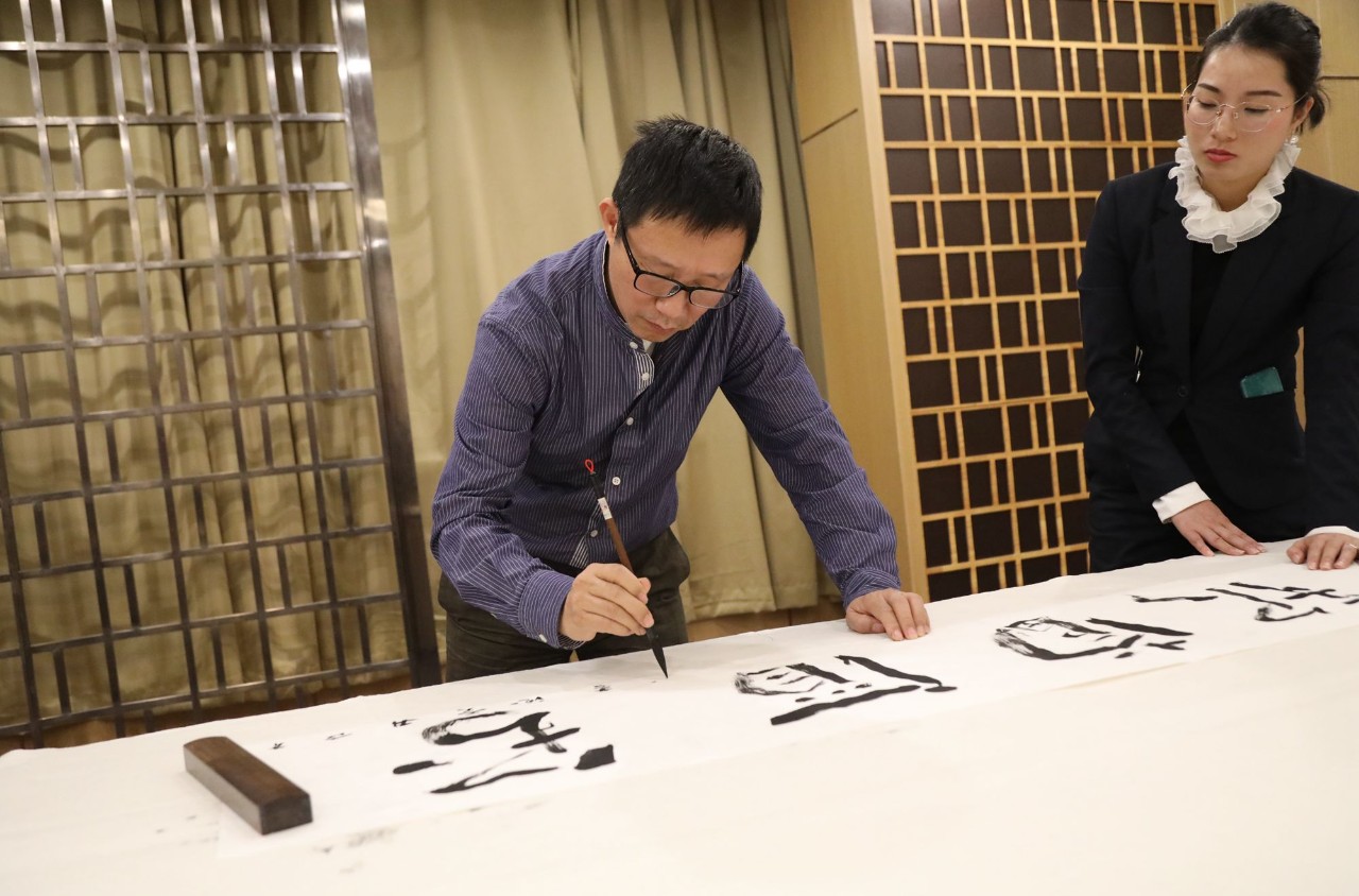 文學(xué)家園：大咖舉杯古井貢，共慶《收獲》60年！