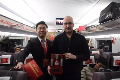 【高鐵上的最美年味】古井貢酒年份原漿號高鐵首發(fā)，一起回家過年！