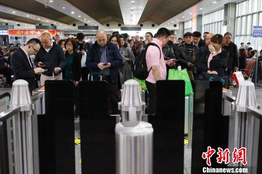 鐵路實行新列車運行圖 上海站首開“復(fù)興號”京滬高鐵列車