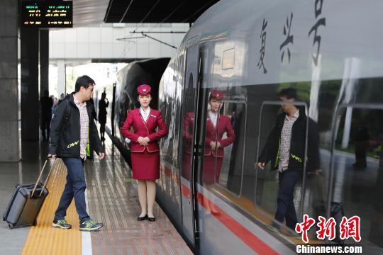 鐵路實行新列車運行圖 上海站首開“復(fù)興號”京滬高鐵列車