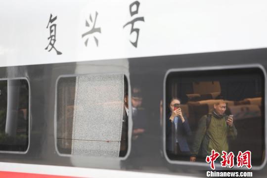 鐵路實行新列車運行圖 上海站首開“復(fù)興號”京滬高鐵列車